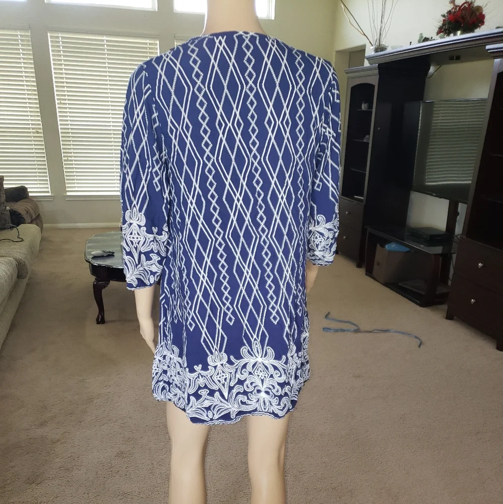 Intricately embroidered chest flowy quarter sleeve - Picture 7 of 9